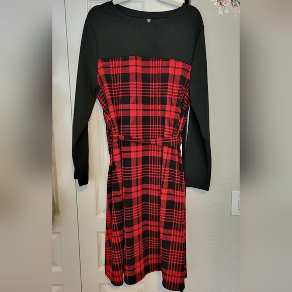 Red and Black plaid Christmas dress - Picture 6 of 7